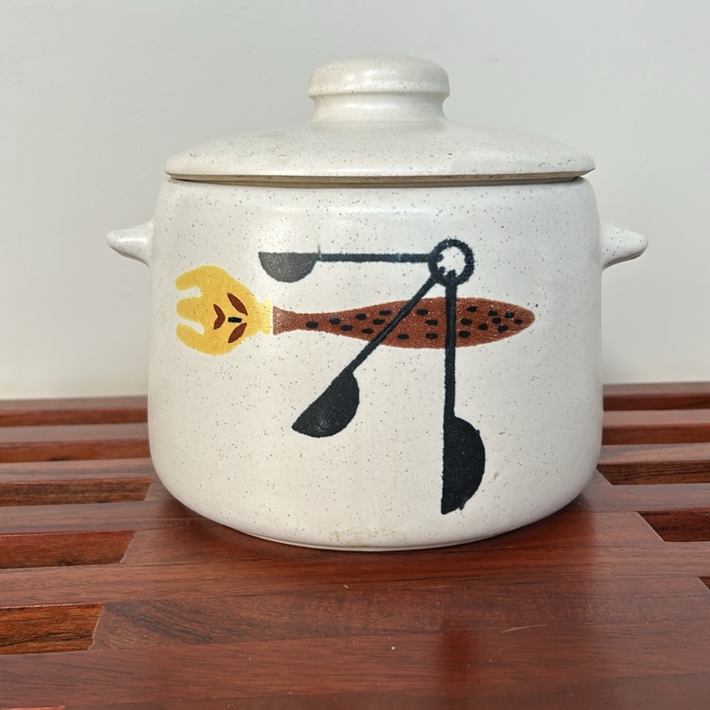 Vintage 1960’s West Bend “ Bean Pot “. Great condition. Tiny mark , chip on lid. - Picture 6 of 7